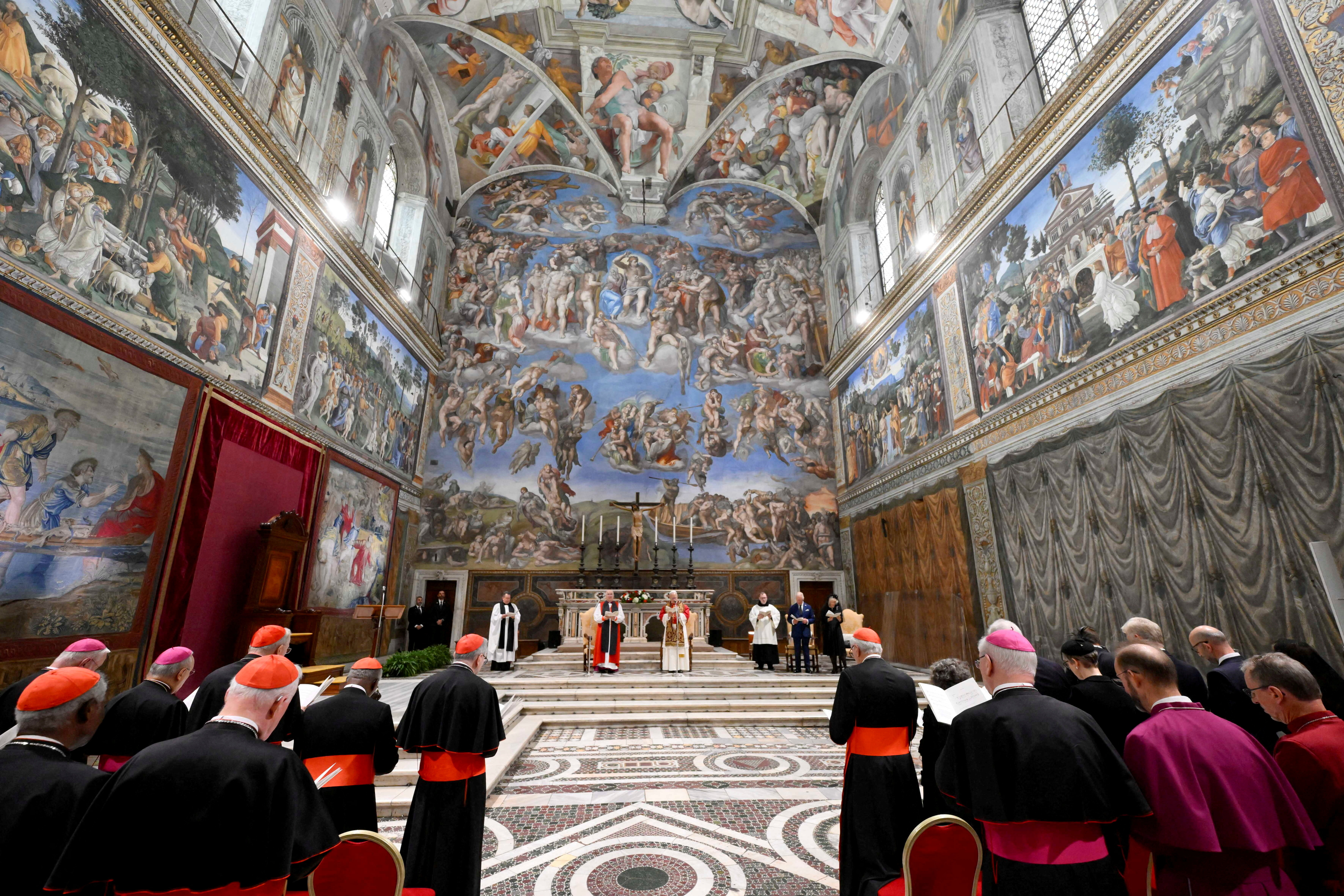 A cerimonia foi tan especial que o Vaticano engalanou a Capela Sixtina. Reuters