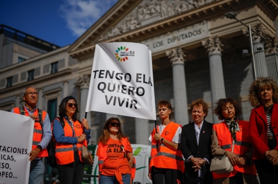 Concentración ás portas do Congreso para pedir a aplicación da lei ELA. Europa Press