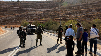 Soldados israelís impiden aos agricultores entrar aos seus terreos para recoller as olivas. REUTERS/Mussa Qawasma.