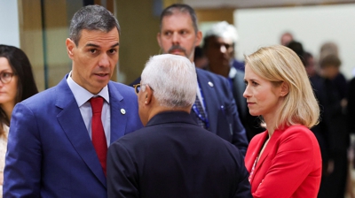 Pedro Sánchez xunto a alta representante en Política Exterior da UE, Kaja Kalas, e o presidente do Consello Europeo, Antonio Costa (Reuters/Yves Herman)