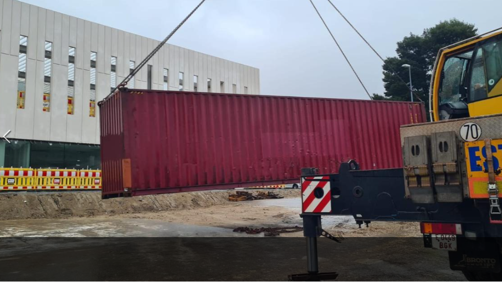 Descarga do material prévio á chegada do acelerador desde Bélxica. Foto: Xunta de Galicia