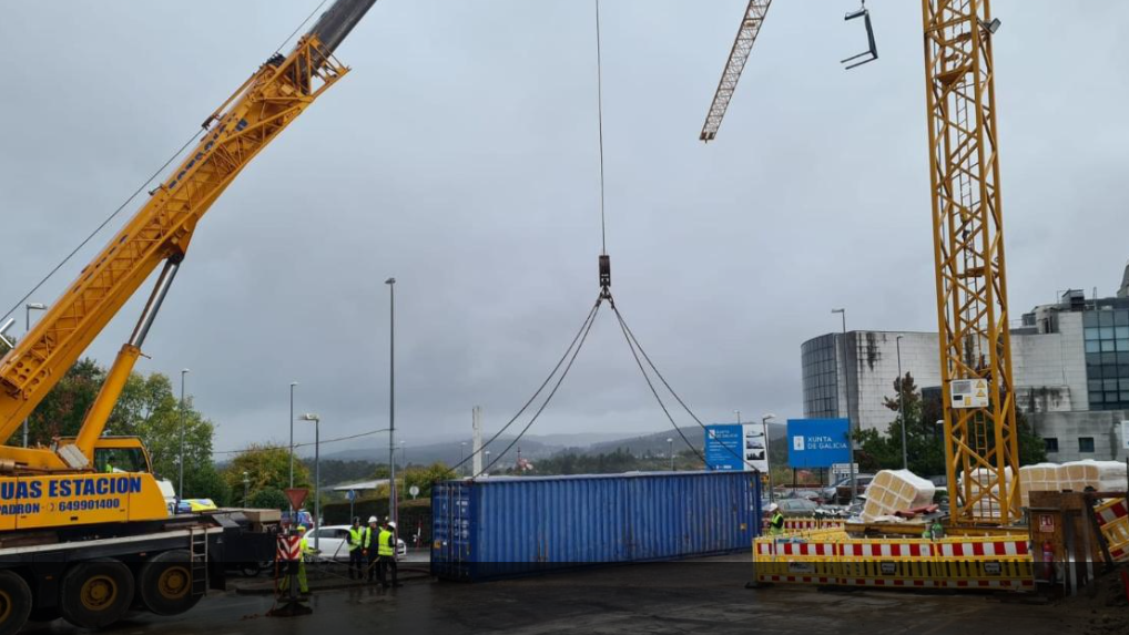 Descarga do material prévio á chegada do acelerador desde Bélxica. Foto: Xunta de Galicia