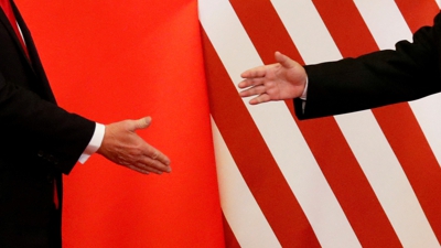Trump e Jimping estreitan as mans en Beiging no 2017. REUTERS/Damir Sagolj