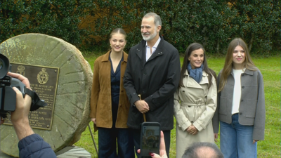Os reis, a princesa de Asturias e a Infanta Sofía en Valdesoto, parroquia e Siero