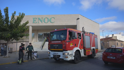 Os bombeiros ante a residencia de Carrión de Calatrava que sufriu un incendio cunha vítima mortal