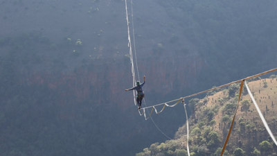 Momento en que un dos deportistas afronta o cruzamento de Waterval Boven en Sudáfrica