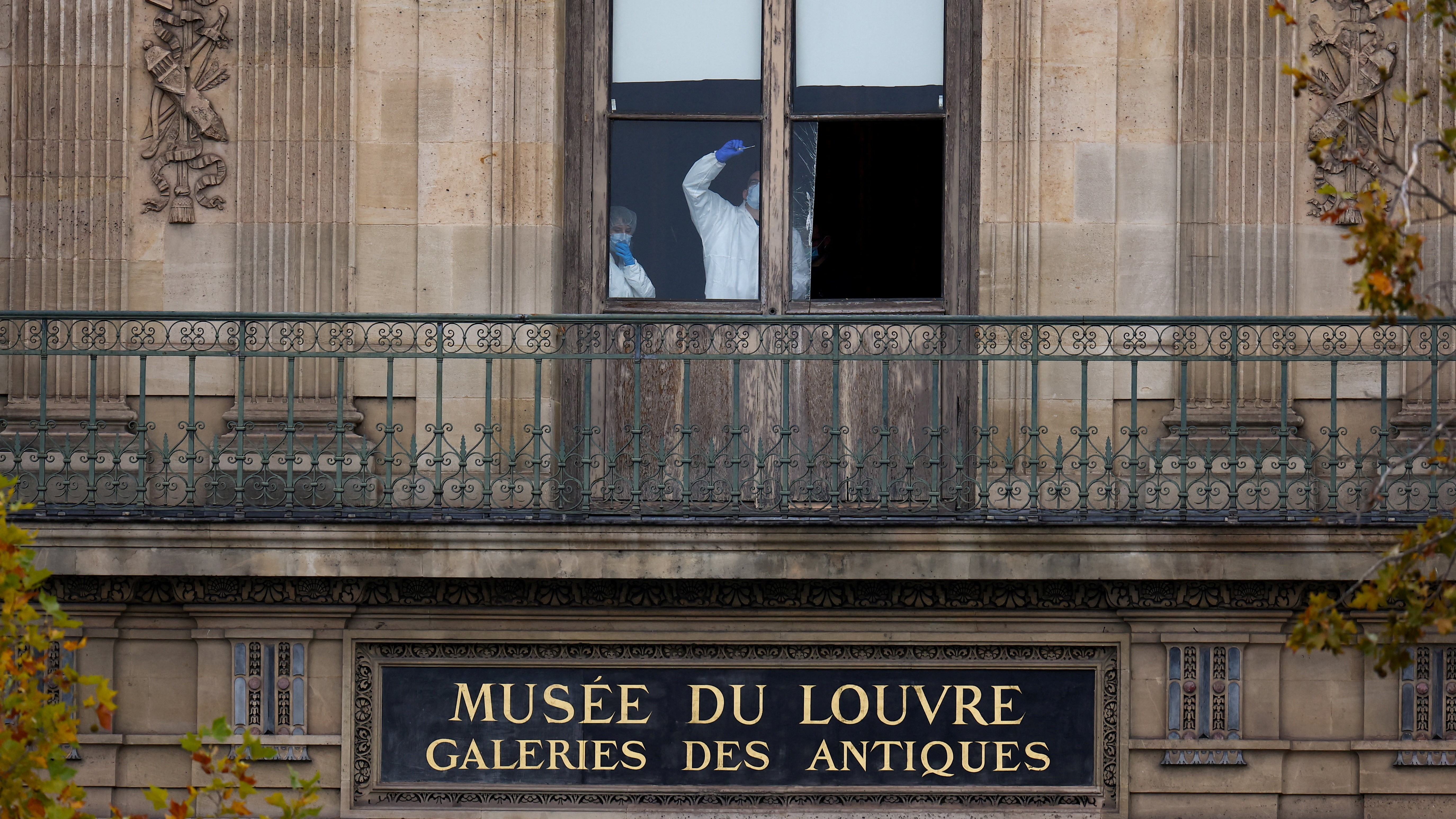 Inspección dunha das fiestras do museo tras o roubo. REUTERS/Gonzalo Fuentes