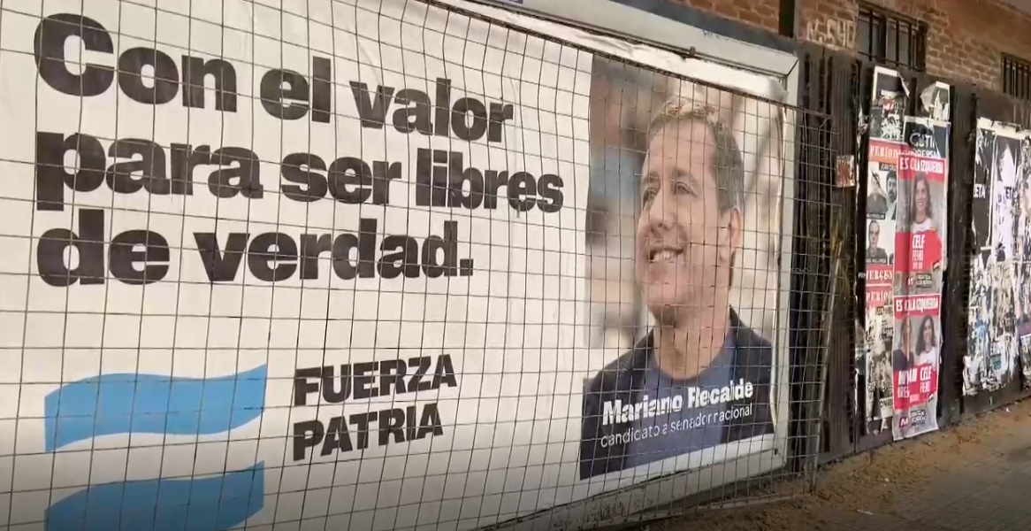 Cartel electoral de Fuerza Pattria: Imaxe Julieta Barrera / Reuters