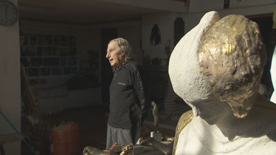 Manuel Buciños no seu taller de Bobadela, en Ourense