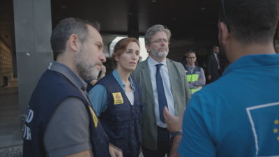 A ministra Mónica García en Xordania antes da entrega dos menores