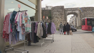 O comercio local de Lugo saca as mecadorías á rúa para dinamizar o consumo