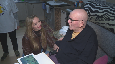 A conselleira de Política Social, durante a visita a un membro de Agaela en Boqueixón