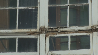Detalle da galería da que caeron cascallos á rúa