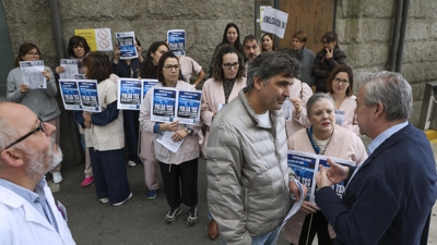 O conselleiro de Sanidade, Antonio Gómez Caamaño (d), achegouse ao Hospital Clínico de Santiago de Compostela para coñecer as demandas dos técnicos superiores sanitarios EFE/ Xoán Rey