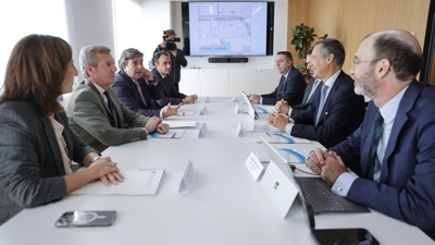 O presidente da Xunta, Alfonso Rueda, e a conselleira de Medio Ambiente, Ánxeles Vázquez, durante a presentación do proxecto industrial da empresa Exolum, celebrada este xoves na Coruña con presenza do presidente da Autoridade Portuaria