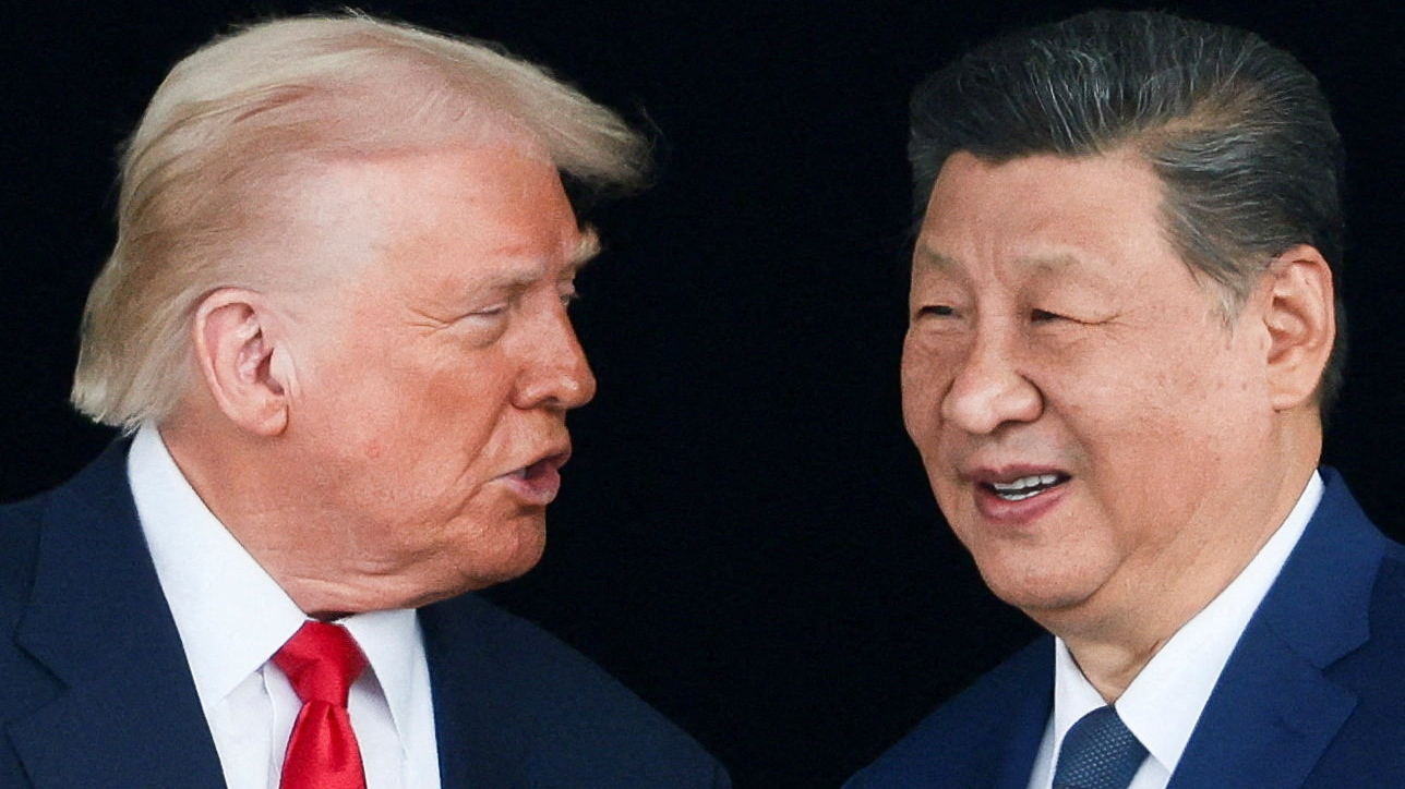 O presidente estadounidense Donald Trump e o presidente chinés Xi Jinping conversando tras unha reunión bilateral celebrada no marco do cumio da Cooperación Económica Asia-Pacífico celebrado en Corea do Sur o 30 de outubro de 2025 (REUTERS / Evelyn Hockstein)