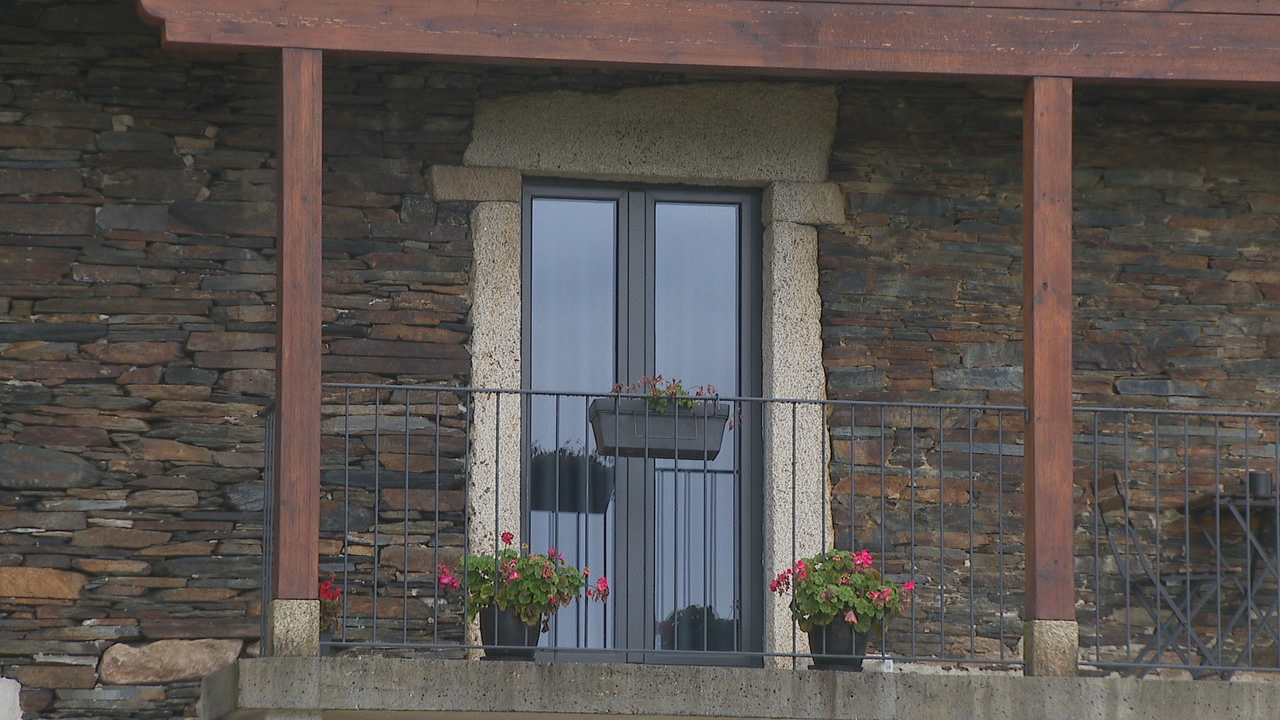 Detalle do hotel rural O Cruce do Burgo, na parroquia friolense do Pacio