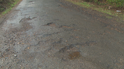 Imaxe da estrada de acceso a aldea de Figueiroa, en Punxín.