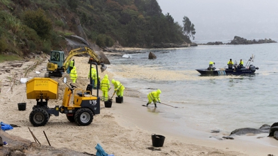 Tarefa de limpeza na praia de Borna,, en Moaña (EFE / Salvador Sas)