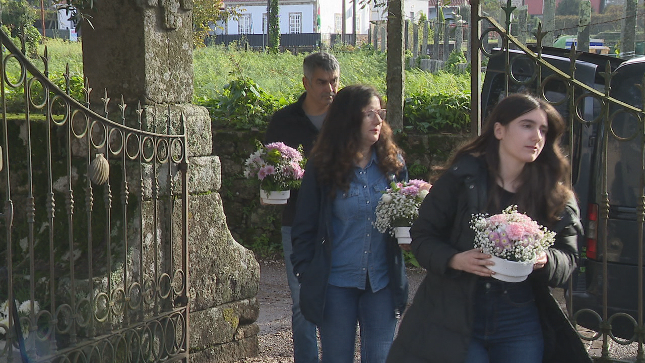 As ringleiras de xente levando flores aos seus, aos ausentes, é unha das imaxes máis recorrentes este sábado