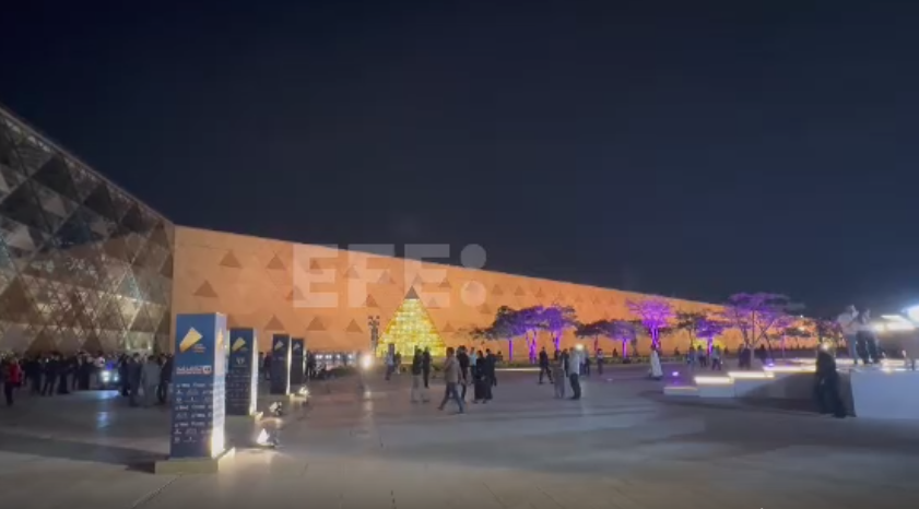 Exteriores do Gran Museo Exipcio este sábado ao inicio da inauguración. EFE/ Edgar Gutierrez e Muhamed Hossand