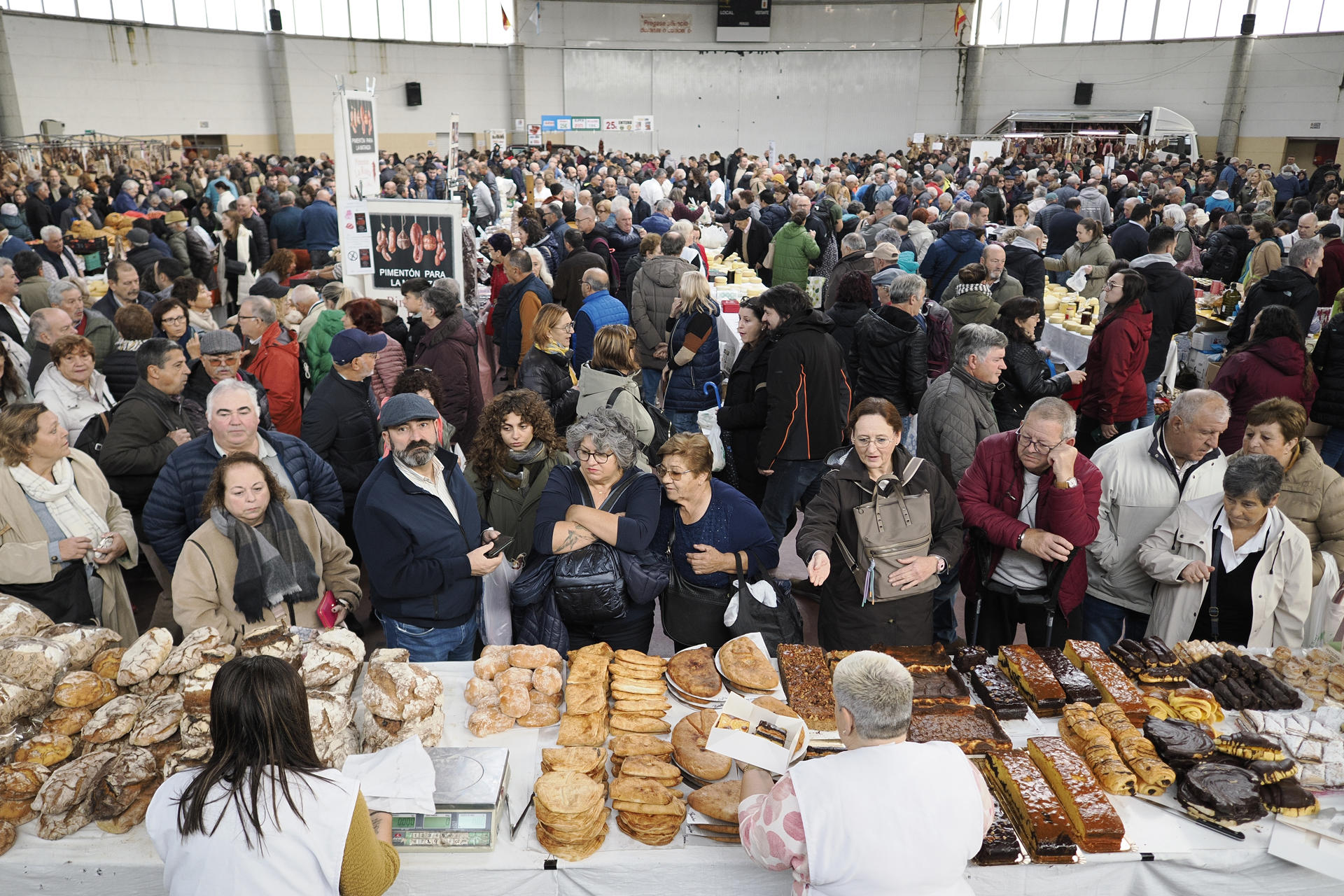 Doces de Santos na Feira de Monterroso, este sábado. EFE: Eliseo Trigo