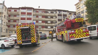 Os bombeiros, este sábado, diante do edificio no que prendeu lume en Ourense nunha campana extractora