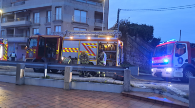 Os bombeiros de Porriño e Cangas traballaron a reo de madrugada para sufocar as lapas