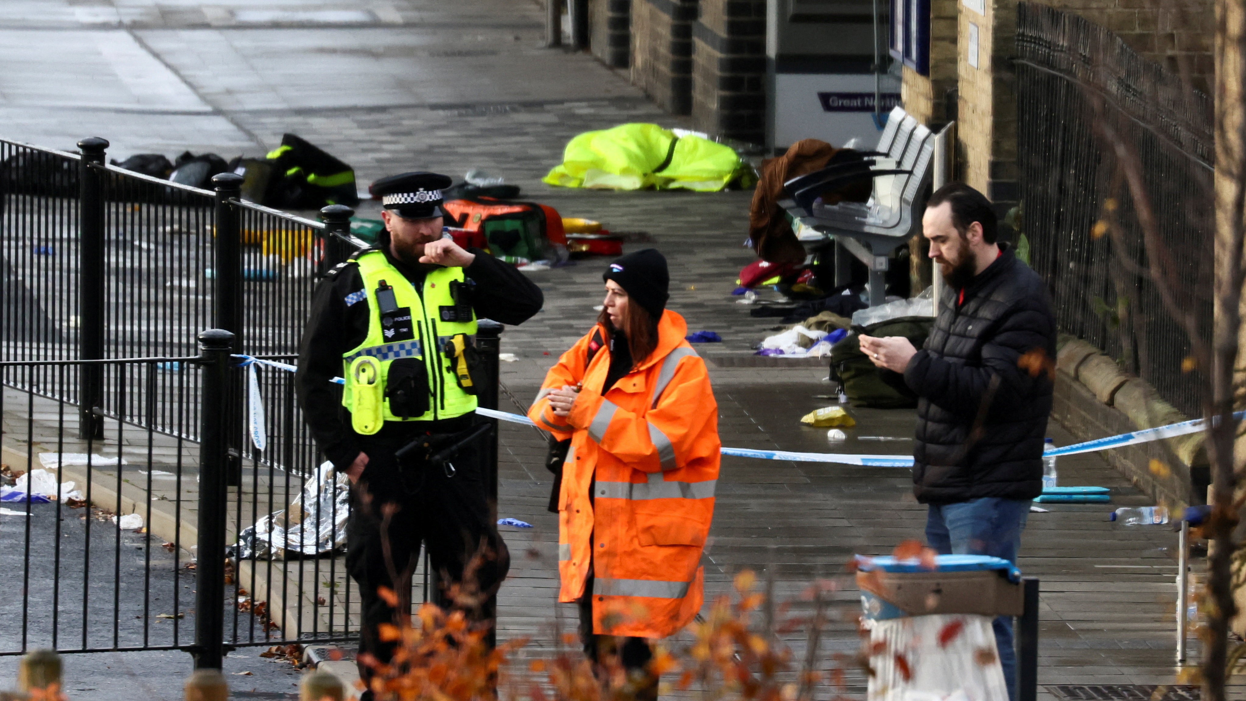 Policía e persoal de emerxencia na estación de Huntingdon. REUTERS/Jack Taylor