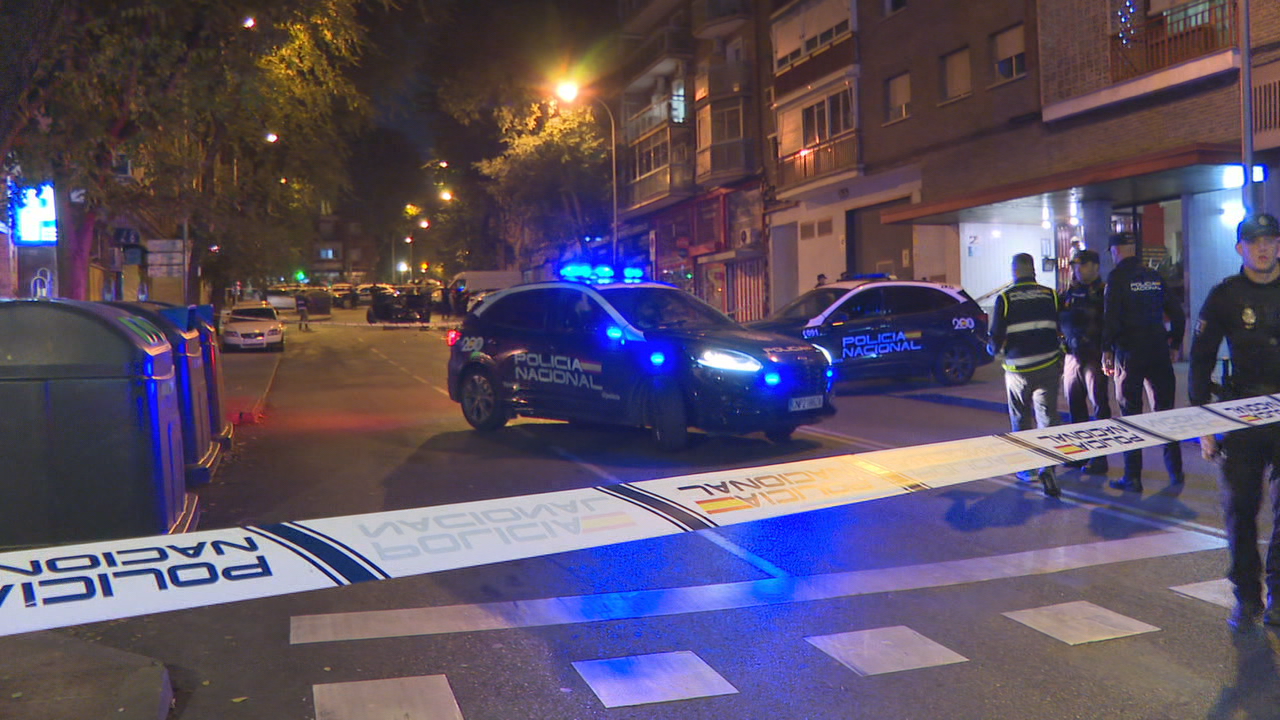 A Policía Científica no lugar do secuestro, este sábado de madrugada, en Carabanchel