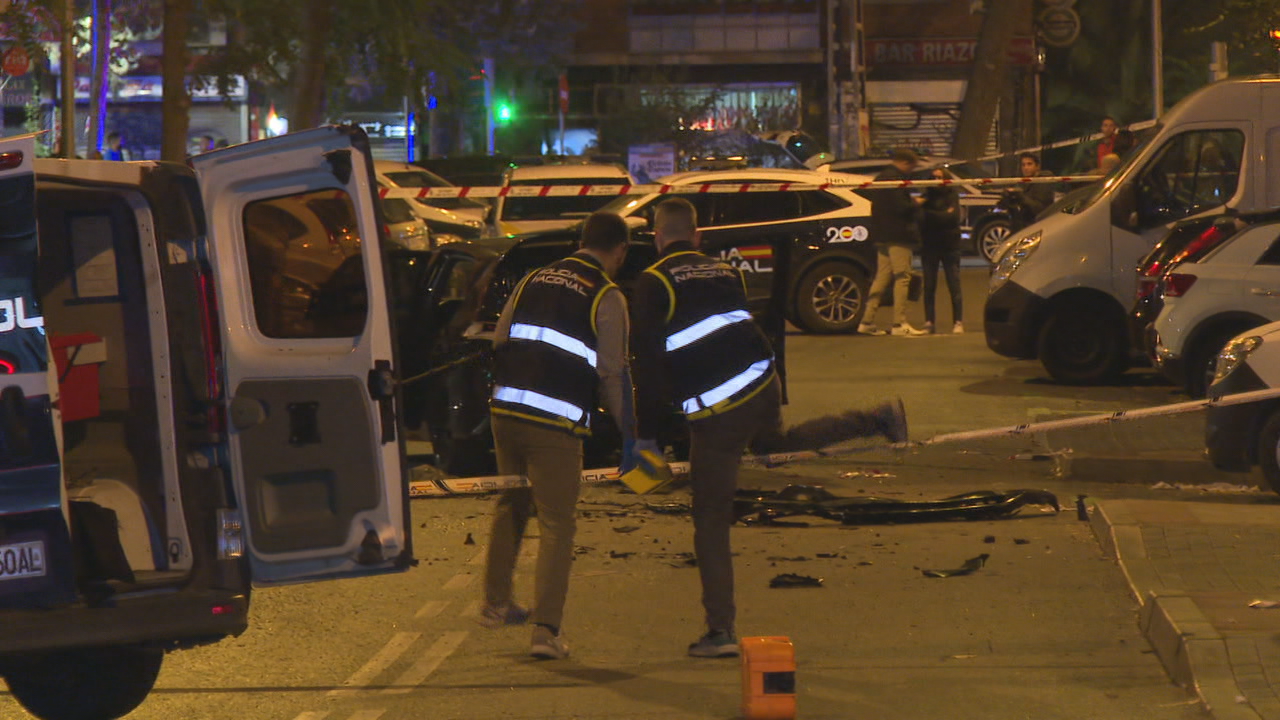 A Policía Científica investigando no lugar do secuestro este venres pasado pola noite
