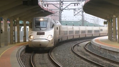 Un tren chega á estación de Ourense