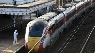 Un forense inspecciona o tren en Huntingdon. REUTERS/Jack Taylor