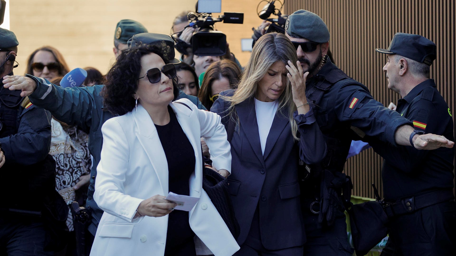 Maribel Vilaplana, a xornalista que comeu con Mazón o día da dina, á súa chegada aos xulgados de Catarroja. (EFE/Manuel Bruque)