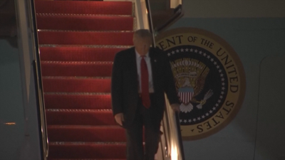 Donald Trump descende do avión presidencial, este domingo (Reuters)