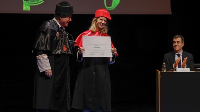 Kerry Kennedy (c) recibe de mans do presidente de Afundación e reitor da UIE, Miguel Ángel Escotet (esq), o titulo de Dra. Honoris causa pola Universidade Internacional da Empresa de Abanca (UIEA), en presenza do Presidente de Abanca, Juan Carlos Escotet (d) e do conselleiro de Educación, Román Rodríguez en Santiago de Compostela. EFE/Lavandeira Jr