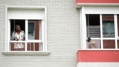 Un migrante mira por una ventana, a 20 de septiembre de 2024, en Monterroso, Lugo- Carlos Castro - Europa Press - Arquivo