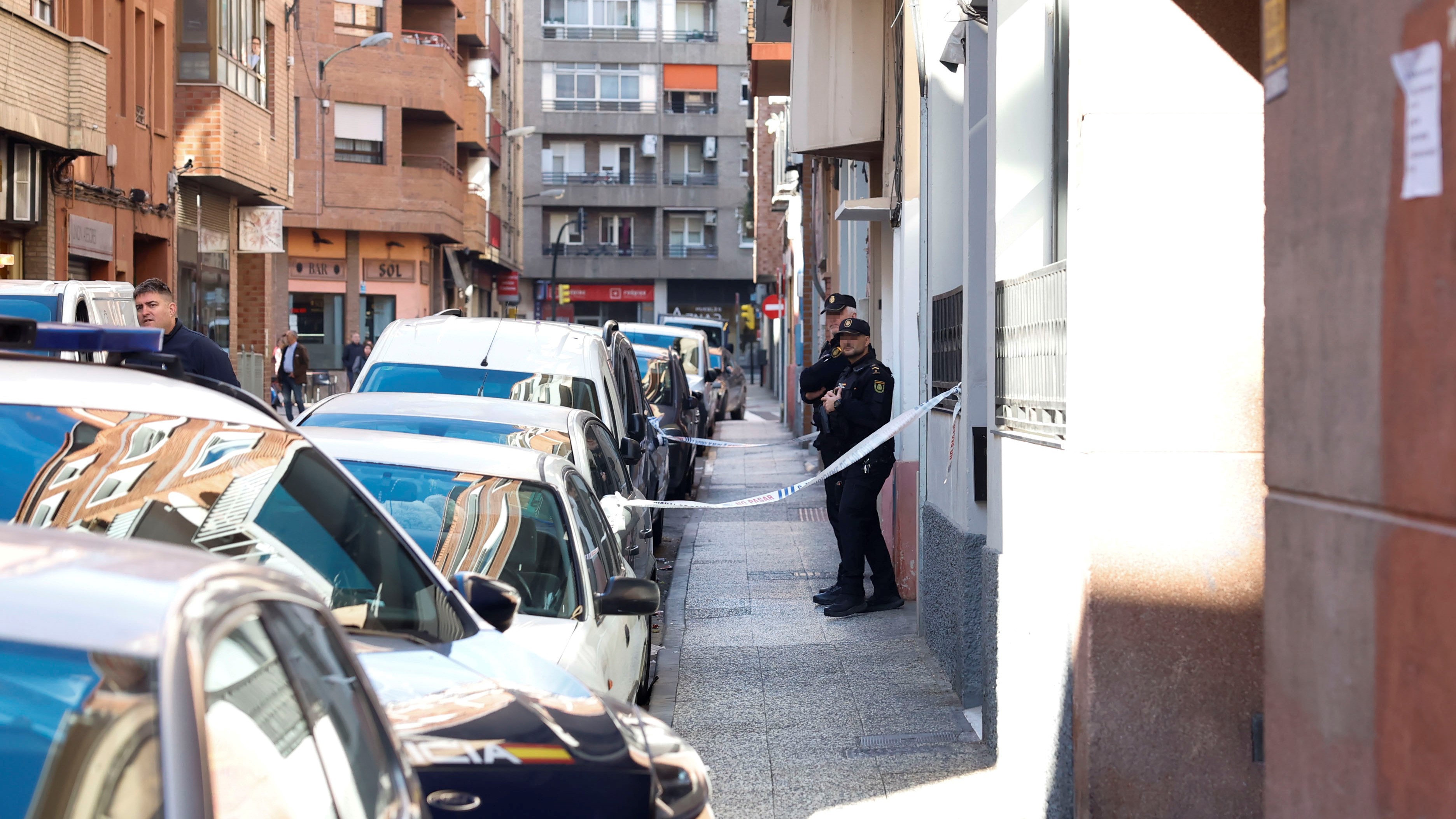 Precinto policial ante a vivenda onde se cometeu o crime machista (EFE/Javier Cebollada)