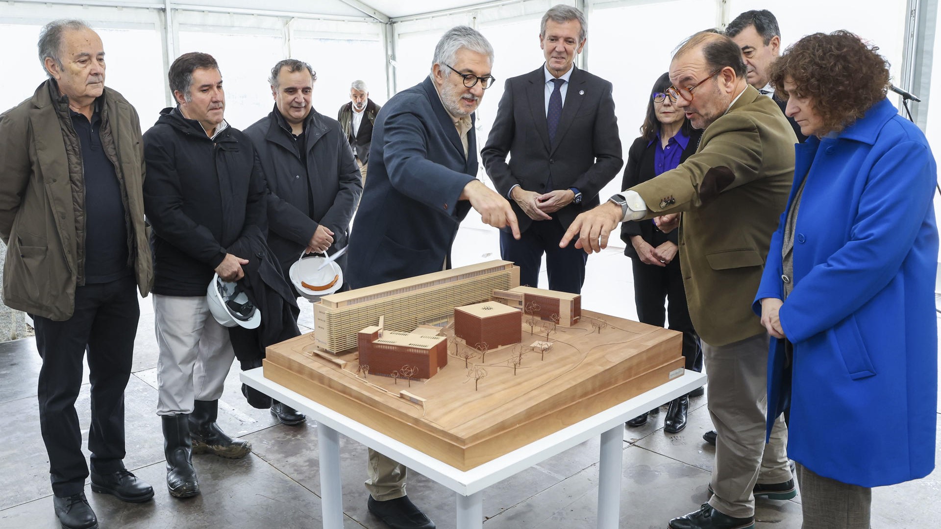 Alfonso Rueda (c), acompañado pola alcaldesa de Santiago, Goretti Sanmartín (d), o conselleiro de Educación, Román Rodríguez (2-d), e o reitor da USC, Antonio López (3-d), entre outros, no acto de colocación da primeira pedra da nova facultade de Farmacia, en Santiago.EFE/ Xoán Rey