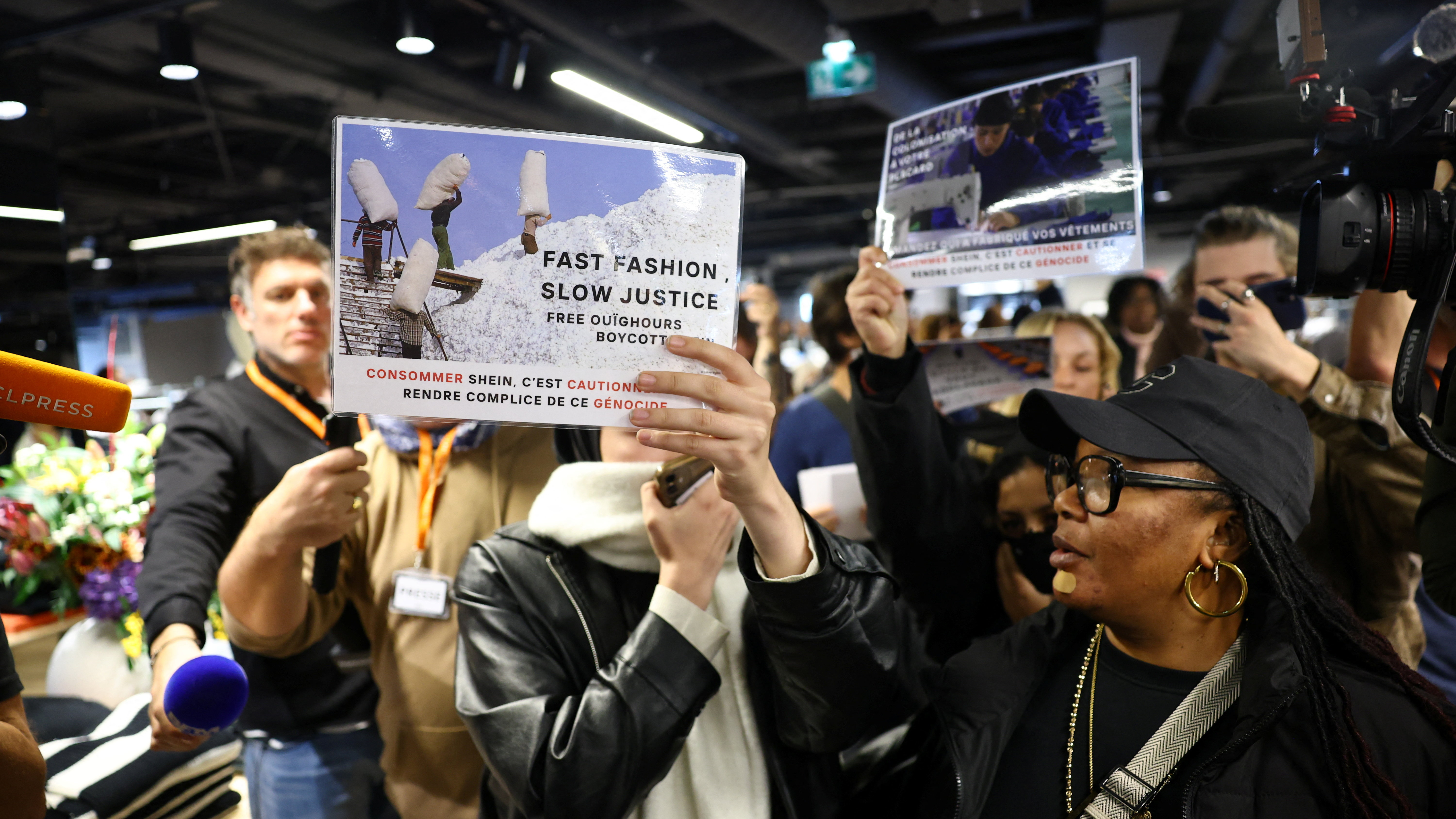 Manifestantes protestan coincidindo coa apertura da primeira tenda física de Shein en París (REUTERS / Sarah Meyssonnier)