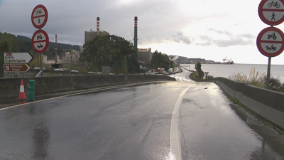 No directo: imaxe da cámara web ubicada en Muxía con vistas á praia de Lourido e á vila (www.g24.gal) / Na foto: a autovía de Marín pechada ao tráfico polo temporal (TVG)