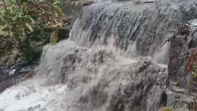 O río Leira baixa negro por Vilamartín de Valdeorras