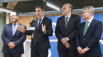 O conselleiro de Educación, acompañado polos tres reitores, anuncia o acordo sobre a facultade de Medicina (EFE/Xoán Rey)