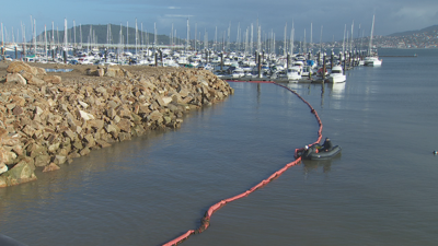 Reparación das barreiras anticontaminantes no porto deportivo de Baiona