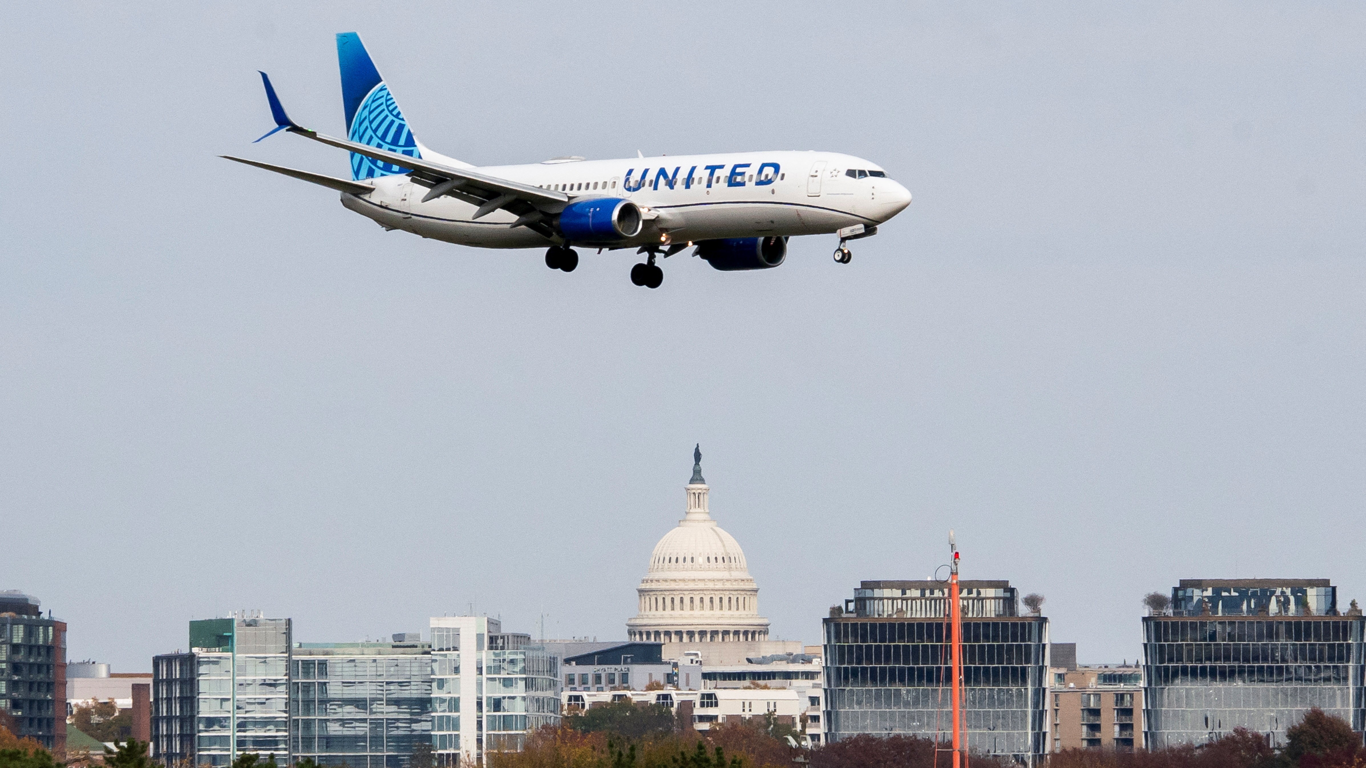 Un voo de United Airlines aterra fronte ao Capitolio. REUTERS/Nathan Howard