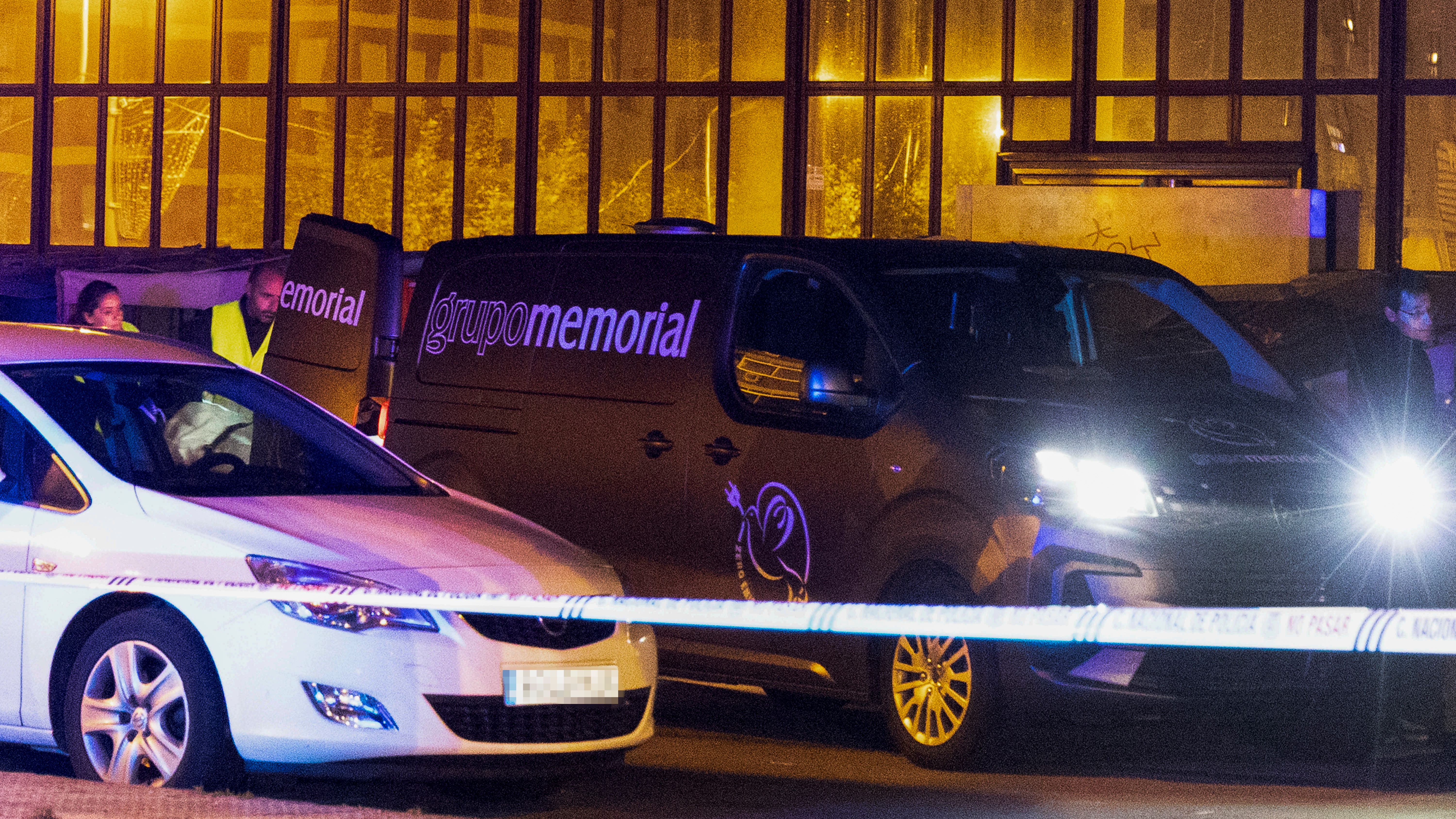 Axentes da policía na estación o pasado xoves. EFE/Salvador Sas