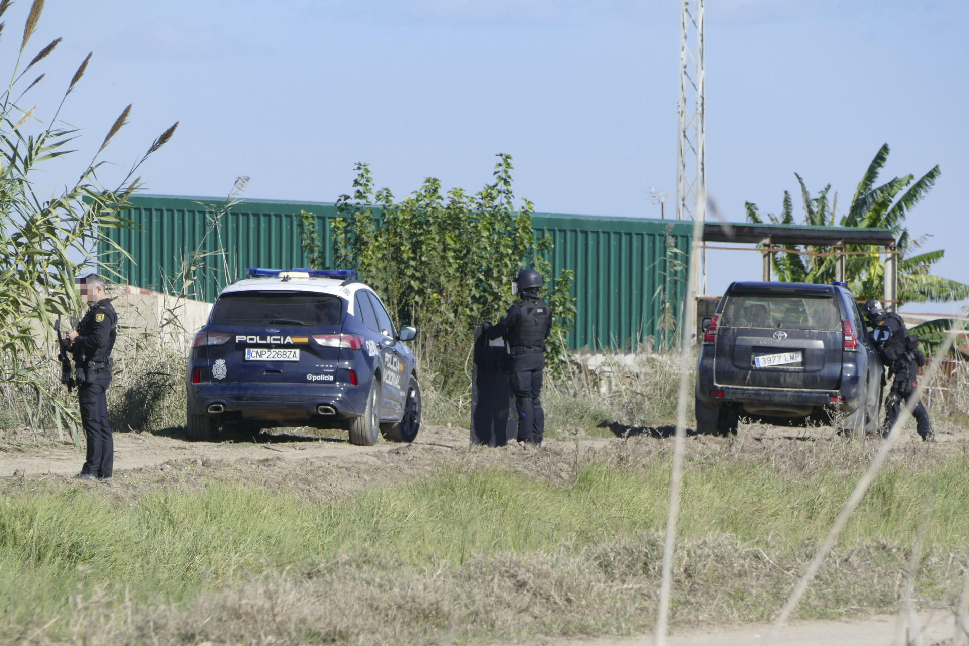 Un home continúa atrincheirado na 