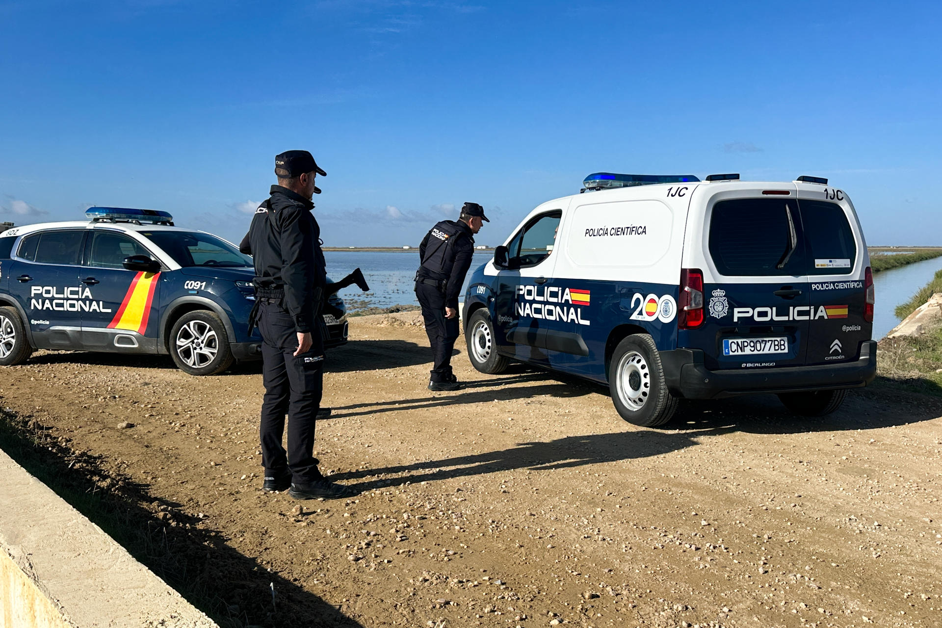Ampla despregadura da Policía Nacional en Isla Mayor, Sevilla. Foto: EFE/ David Arjona