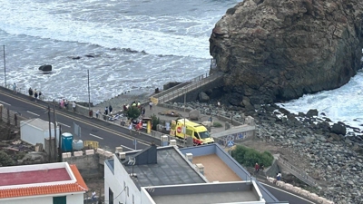Emerxencias rescatando as persoas que caeron ao mar no porto de Santa Cruz de Tenerife. Foto: Europa Press