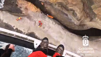 O helicóptero de emerxencias de Canarias rescata a unha das persoas accidentadas por un golpe de Mar en Tenerife. Foto: @112canarias